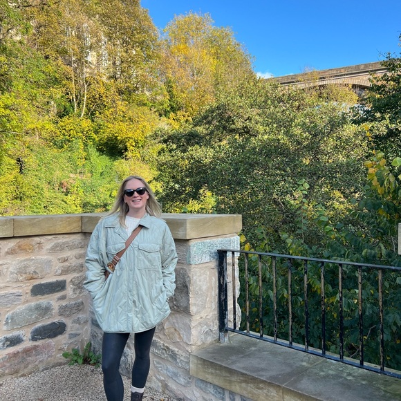 Meet your Posher, Laura - Picture 3 of 3